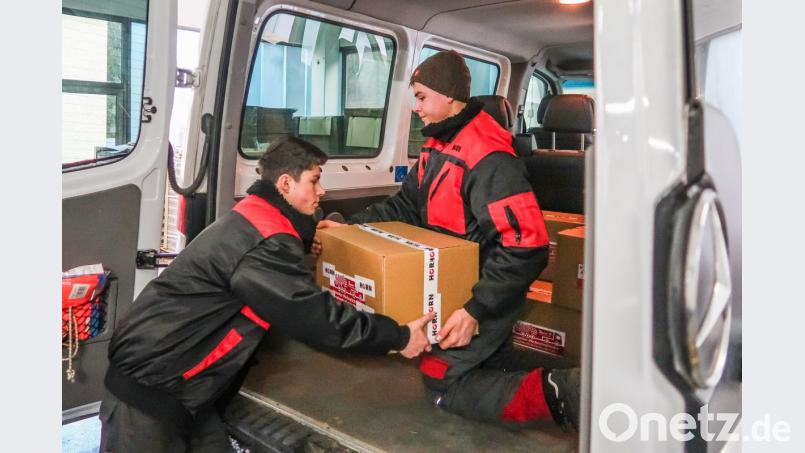 Die Horn-Azubis beim Verladen der Hilfspakete, die an die Weihnachtstrucker weitergeleitet werden. Bild: exb
