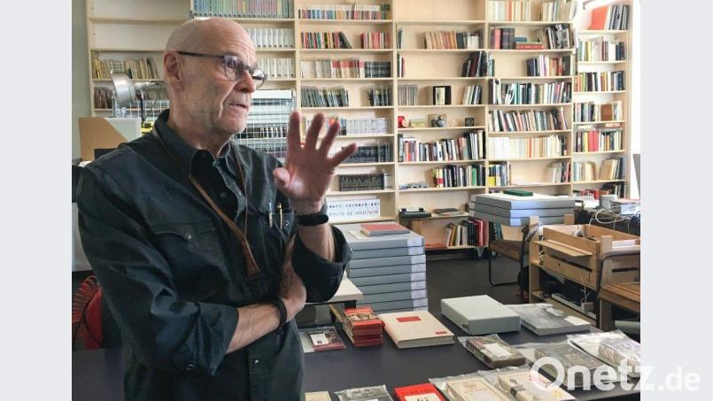 John Simenon, Sohn des 1989 gestorbenen belgischen Bestsellerautors Georges Simenon, im Archiv seines Vaters. Der Kampa-Verlag legt das Gesamtwerk neu auf und bringt jetzt erstmals auf deutsch Vorläufer der Maigret-Krimiserie heraus. Bild: Christiane Oelrich/dpa