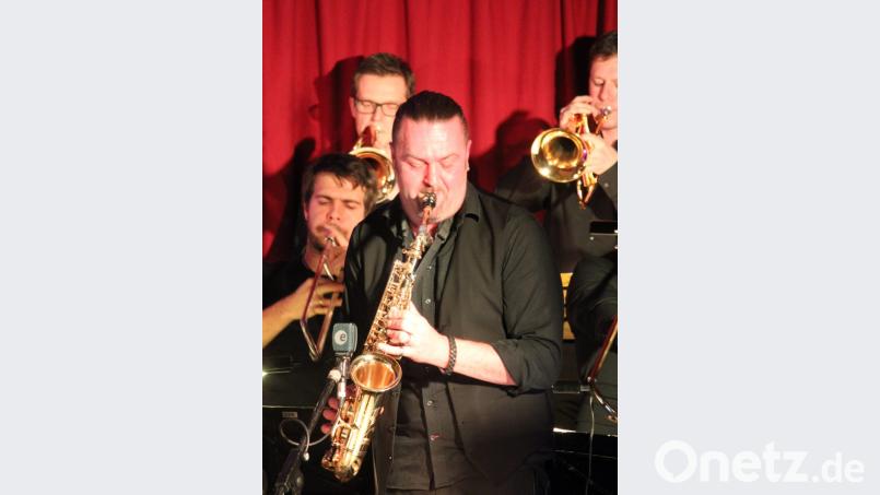 Bandleader Markus König hatte seinen großen Solo-Auftritt am Saxophon bei "Against all odds". Bild: stg
