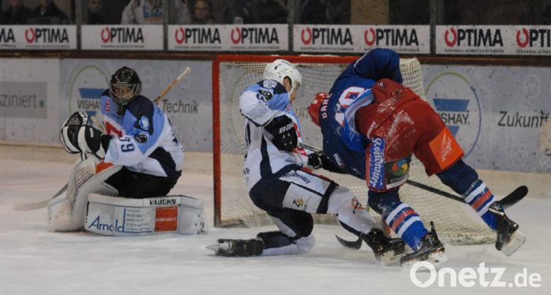 Am Freitag gastieren die Blue Devils bei Schlusslicht EHC Waldkraiburg und am Sonntag um 18.30 Uhr steigt in der Hans-Schröpf-Arena das Derby gegen die Selber Wölfe. Das letzte Match in Selb (Szene mit Goalie Johannes Wiedemann, Matt Abercrombie und dem Selber Lanny Gare, von links) gewannen die Weidener Anfang Dezember mit 8:5. Bild: gb