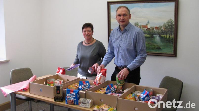 Ulla Kammerer (links) packte mit Ehemann und stellvertretendem Bürgermeister Richard Kammerer zusätzliche Lebensmittelpakete für bedürftige Familien in Mantel. Bild: sei