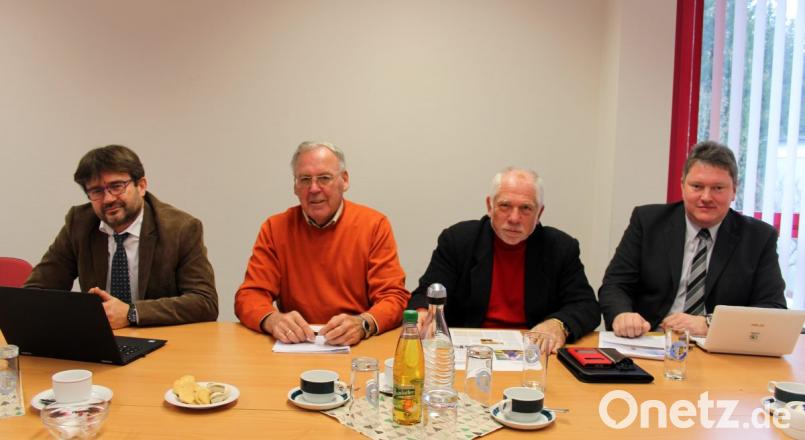 Die Verantwortlichen der Neue Energien West eG - v.l. Wolfgang Haberberger, Helmuth Wächter, Udo Greim und Bernhard Schmidt - wehren sich gegen die Attacken der Windkaft-Gegner, die sich in einer Bürgerinitiative zusammengeschlossen haben. Bild: stg