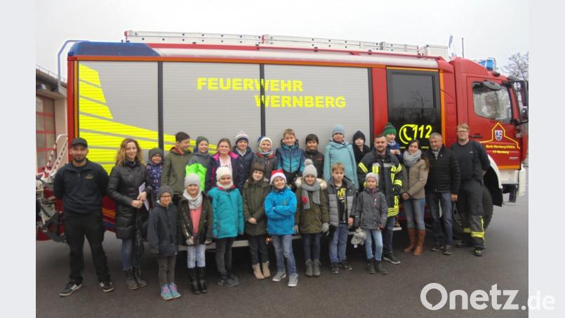 Hellauf begeistert waren die Kinder von ihrem Besuch bei der Feuerwehr - zumal sie auch noch von den Einsatzfahrzeugen zurückgebracht wurden. Bild: exb