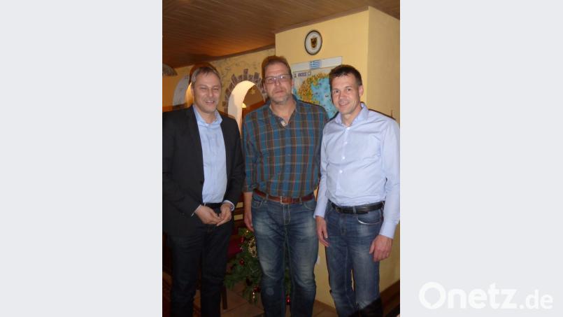 Erster Vorsitzender Jürgen Preisinger dankte Markus Mickisch zusammen mit dem stellvertretenden Vorsitzenden Andreas Malzer für seine geleistete Arbeit und wünschte ihm weiterhin alles Gute. Bild: exb
