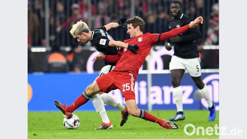 Kampf war Trumpf in der Allianz-Arena am Mittwochabend. Thomas Müller (rotes Trikot) und seine Bayern rangen RB Leipzig um Kevin Kampl nach intensiven 90 Minuten nieder. Bild: agentur_dpa