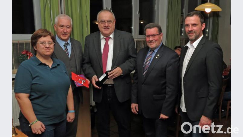 Sport ist gelebte Integration, lobt Bürgermeister Lothar Höher (Mitte) beim Stadtverband für Leibesübungen. Vizepräsidentin Andrea Glaubitz (links) dankt SfL-Präsident Reinhard Meier (Zweiter von links) mit einem Gutschein. Christian Meiler (rechts) koordinierte die neuen Hallenbelegungen und Ehrenpräsident Herbert Tischler sprach die Weihnachtsgedanken. Bild: Dobmeier
