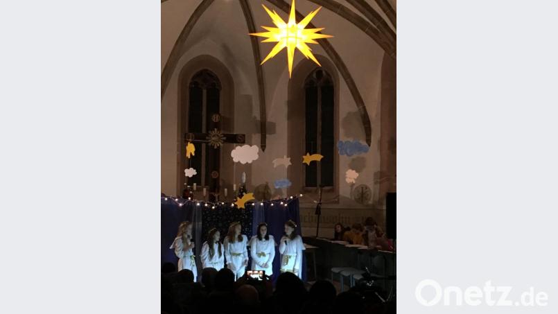 Mit viel Schwung und Begeisterung setzt die Mädchenjungschar ihr Musical „Himmel an Erde“ in Szene. Bild: exb