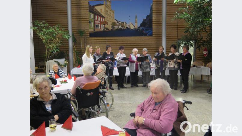 Vier Weihnachtslieder steuert der Mehlmeiseler Frauenchor zur Weihnachtsfeier im BRK-Seniorenzentrum bei. Bild: jzk