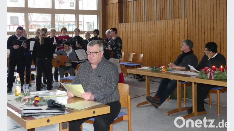 "Jesu' Geburt im Steinwald" hat Werner Robl selber geschrieben. Die Uraufführung - zusammen mit "Cantiano" - fand bei der Caritas-Adventsfeier in der Mehrzweckhalle statt. Bild: wro