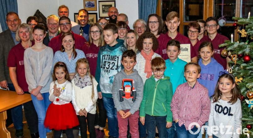 Ehrungen treuer Vereinsmitglieder nimmt Vorsitzende Karin Dittrich beim Weidener Akkordeonorchester vor, bei dem auch viele junge Nachwuchsmusiker mitspielen. Bild: Dobmeier