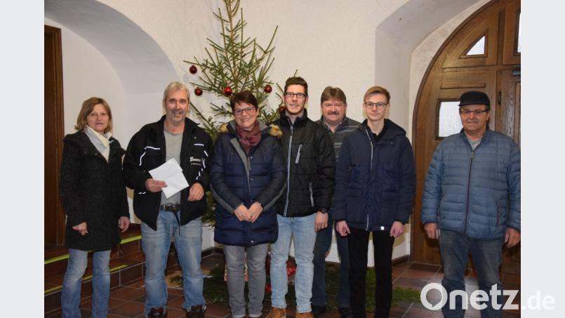 Über zwei großzügige Spenden freut sich Ludwig Wüst (Zweiter von links) - das erste Kuvert gibt es von den Waldthurner Nikoläusen und wurde von Pfarrgemeinderatssprecherin Birgit Bergmann (Dritte von links), die von Michael Winter, Hans-Peter Reil und Lukas Kleber stellvertretend für den Nikolausdienst begleitet wird, übergeben. Den zweiten Umschlag erhielt er von der Vorsitzenden des Frauenbundes Lisa Käs (links). Gemeinsam mit Bruno Friedl (rechts) kann er auch noch über 30 Päckchen für die Weihnachtstrucker in Empfang nehmen. Bild: fla