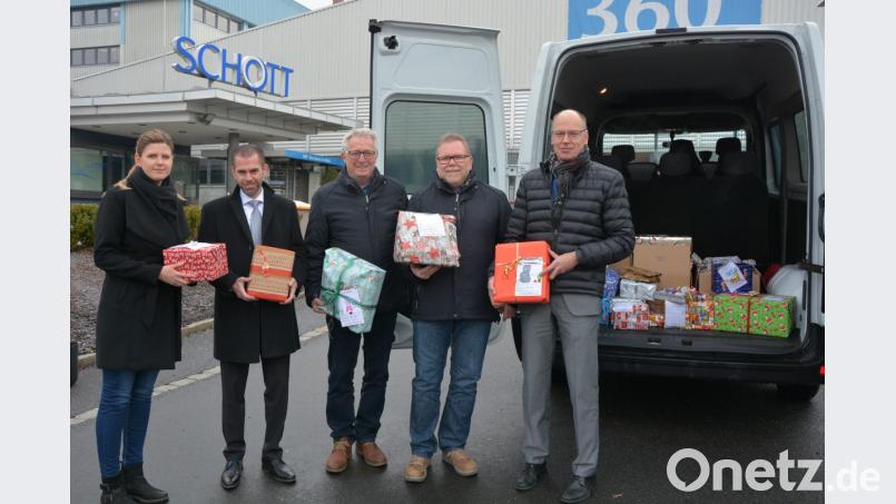 Melissa Heller (Schott-Marketing), Personalleiter Carsten Heine, Betriebsratsvorsitzender Franz Malzer, dessen Stellvertreter Gerhard Greim und Schott-Standortleiter Stefan Rosner (von links) beim Verladen der Geschenkpakete für das SOS-Kinderdorf Immenreuth. Bild: jr