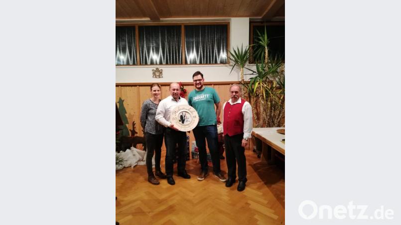 Schützenmeister Günter König (rechts) gratuliert Manfred Plößner (Zweiter von links), der sich die Hochzeitsscheibe von Kerstin und Benedikt Schmidt gesichert hat. Bild: exb