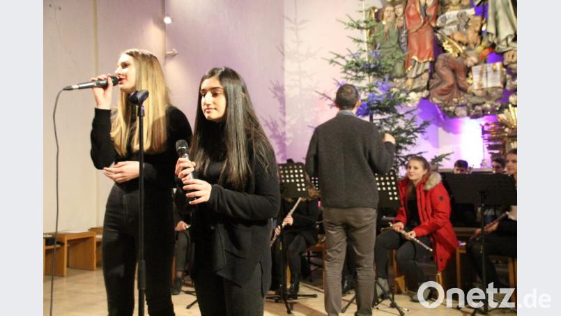 Beim vorletzten Song &quot;Little Talks&quot; erhält die Big Band Unterstützung von zwei Solo-Sängerinnen. Bild: kmo