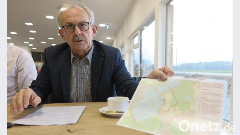Bürgermeister Harald Bemmerl erläuterte die Maßnahmen zur Lenkung der Verkehrsführung und der Tourismusströme am Steinberger See. Bild: Hirsch