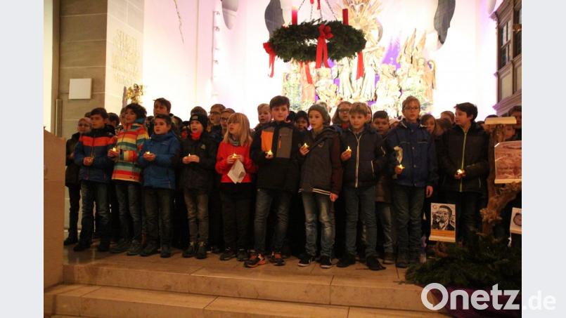 Die Fünftklässler eröffne das Weihnachtskonzert mit &quot;Heute leuchten alle Sterne&quot;. Bild: kmo