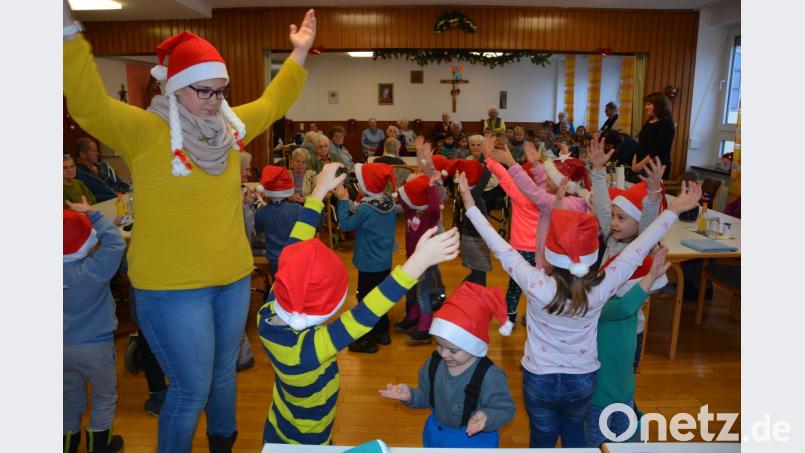 Mit Tanz und Gesang zur Adventszeit unterhalten die 70 Kinder und ihre Betreuerinnen die Senioren im Theresianum. Bild: jr
