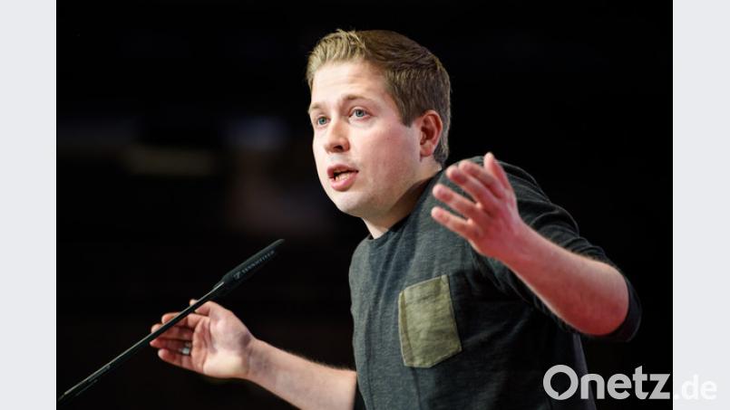 Kevin Kühnert, Bundesvorsitzender der Jugendorganisation (Jusos) der SPD fordert während des Landesparteitages der Berliner SPD eine Abkehr von den Hartz IV-Reformen. Bild: Gregor Fischer/dpa