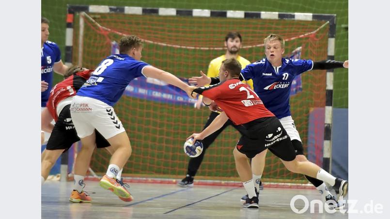 Die Spieler des SG Auerbach/Pegnitz (blaue Trikots) werden einige Mühe haben, ihre erfahrenen Gegenspieler vom Tor fernzuhalten. Bild: Hubert Ziegler