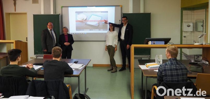 Neue Techniken, neue Inhalte und neue Lehrmethoden werden bis zum kommenden Schuljahresbeginn an der Europaberufsschule
für Bankkaufleute eingeführt. Vorgestellt werden diese von (von links) Berufsschuldirektor Josef Weilhammer, Martina Birner von der Sparkasse Oberpfalz Nord, Studienrätin Nadine Kaffenberger und Studiendirektor Michael Bäumler. Bild: Bühner