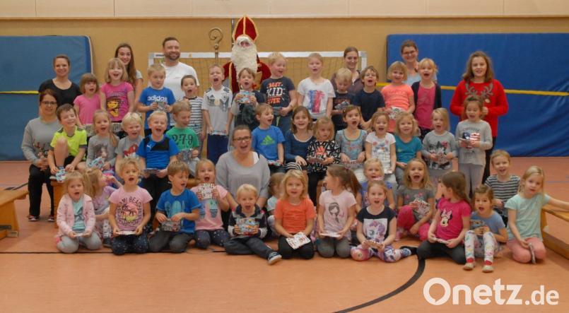 Groß war die Freude, als der Nikolaus in der Turnstunde auftauchte. Bild: gbj