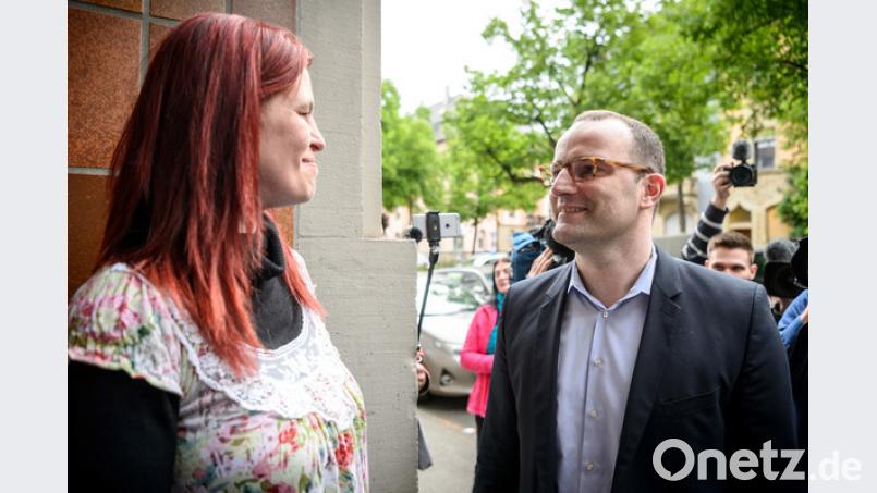 Die Hartz IV-Empfängerin Sandra Schlensog (links) begrüßt Gesundheitsminister Jens Spahn (CDU). Schlensog initiierte eine Online-Petition, mit der Gesundheitsminister Spahn aufgefordert wird, Hartz IV selbst auszuprobieren. Rund 200.000 Menschen haben sich inzwischen angeschlossen. Bild: Sina Schuldt/dpa