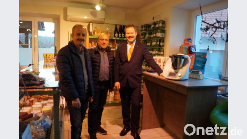 Bürgermeister Hubert Zwack und Dorfladen-Geschäftsführer Anton Brand bedankte sich bei Bernhard Werner, Vorstandssprecher der Raiffeisenbank im Naabtal, für die Spende. Bild: sgs