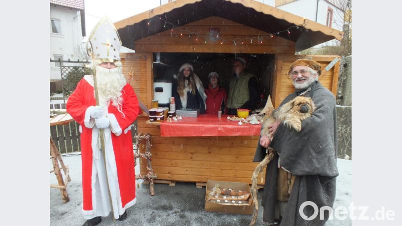 Der Nikolaus (Jochen Filberth) und der Geschichtenerzähler Martin Exner besuchten den Weihnachtsmarkt und begeisterten die Kinder. Bild: soj