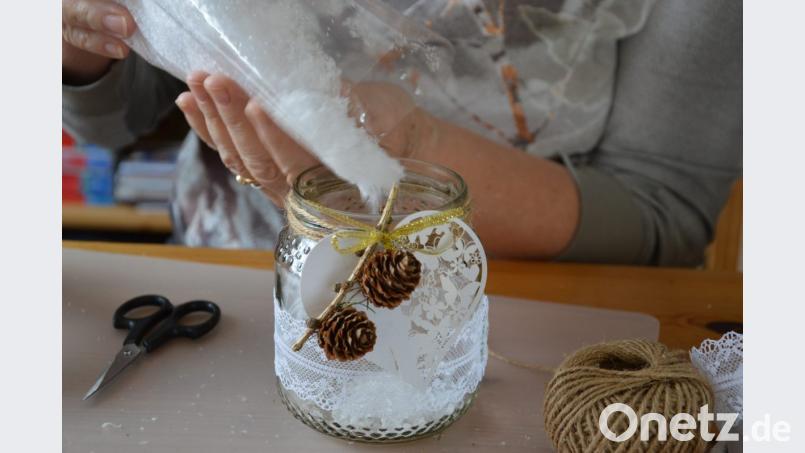 Schritt 3: Jetzt wird der Deko-Schnee eingefüllt. Bild: mia