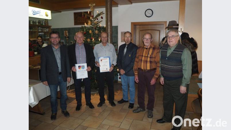 Ehrenmitglied Rainer Bauriedl, Ehrenvorsitzender Siegfried Kleber und stellvertretender Bezirksvorsitzender Manfred Zettl dankten Günther Frank und Johann Götz (vonr.) für die Treue. Dem Dank schloss sich 3. Bürgermeister Josef Illing an (li). Bild: gz