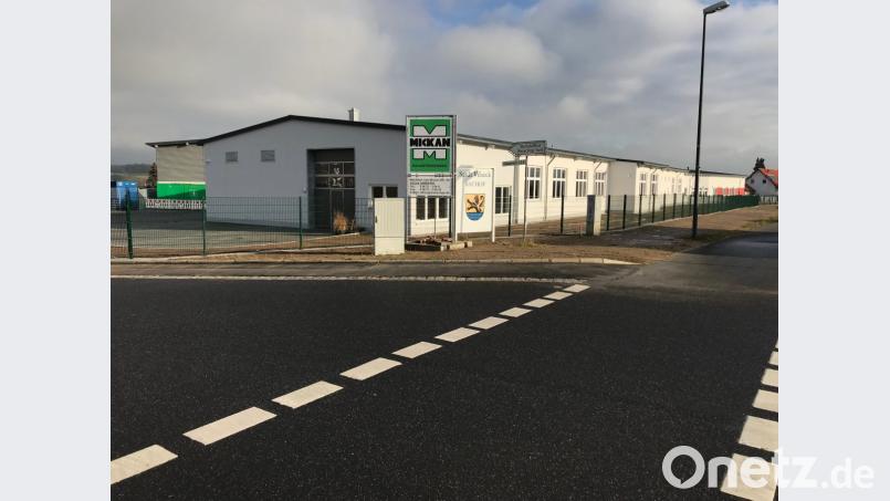 Das neue Betriebsgebäude des Vilsecker Bauhofs hat eine Länge von 100 Metern. Hier sind Heizung, sechs Fahrzeughallen, verschiedene Werkstätten sowie die Aufenthalts- und Sozialräume untergebracht. Bild: e