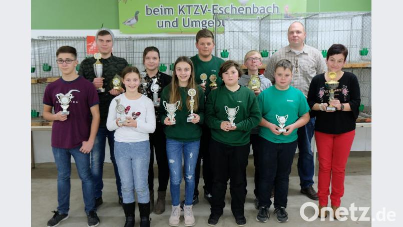Voller Stolz blicken die Verantwortlichen des Kleintierzuchtvereins auf ihre Kinder und Jugendlichen. Schon die Jüngsten glänzen mit beachtlichen Zuchtergebnissen, freut sich stellvertretender Vorsitzender Alexander Sporr (Zweiter von rechts). Bild: do