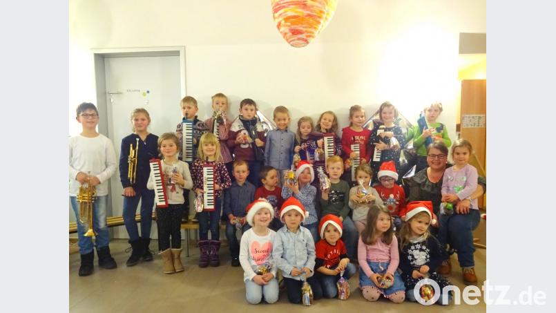 Tanz, Gesang und Musik vereint der Vorspielnachmittag unter Gesamtleitung von Kornelia Kraus (Zweite von rechts) im Kindergarten. Bild: fjo