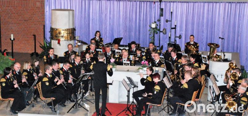 Vorweihnachtliche Stimmung beim Beneifikonzert in der Kirche in Raigering durch das große Orchester der Knappschaftskapelle Amberg. Bild: sche