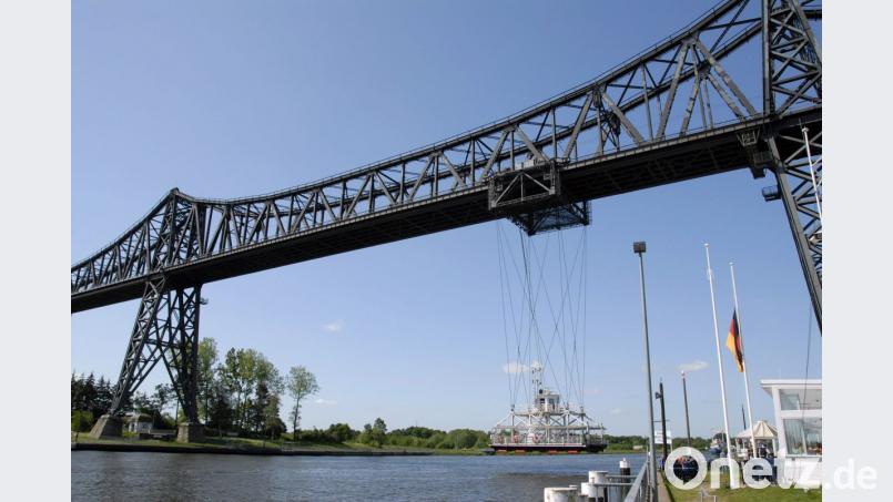 Die Hochbrücke mit der Schwebefähre über den Nord-Ostsee-Kanal bei Rendsdurg. Bild: Christian Hager/dpa