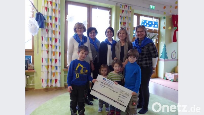 Spendenübergabe im Kindergarten Schmidgaden: Gerda Six, Maria Lippert, Barbara Dirrigl und Renate Meier überreichen den Scheck an Leiterin Sonja Rojer. Bild: di