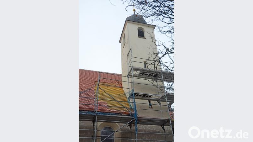 Noch bis mindestens Februar bleibt die Dachlattung rund um den Kirchturm sichtbar, bis dieser saniert ist. Bild: Gabi Schönberger