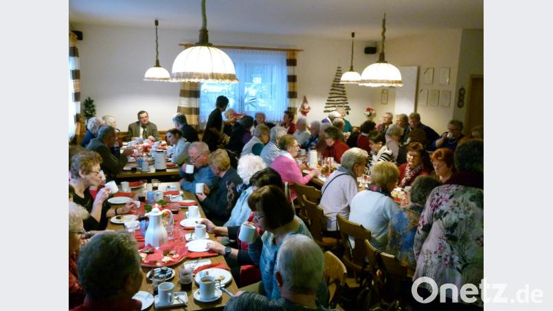Stubnmusi und Geschichten, Nikolausbesuch und Grußworte, Plätzchen und Gespräche: Bei der Adventsfeier im Kleintierzüchterheim gibt es für die Mitglieder des Seniorenclubs viel zu hören und zu genießen. Bild: rn