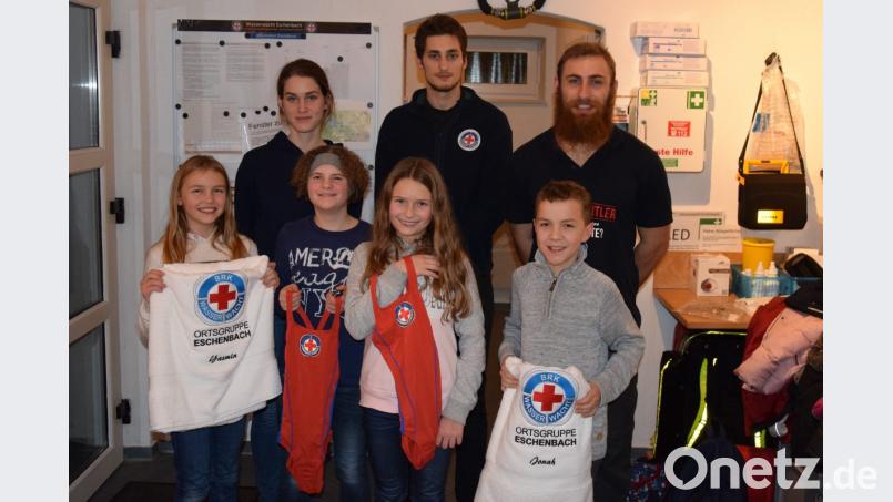 Strahlende Gesichter bei der Wasserwacht-Jugend: Bei der Weihnachtsfeier gibt’s für die Trainingsfleißigsten Mia Saupe (vorne, von links), Johanna Seitz, Yasmin Saupe und Jonah Koller schöne Geschenke. Jugendleiterin Mirjam Rubenbauer (hinten, von links) sowie ihre Stellvertreter Moritz Kallmeier und Patrick Conrad danken allen für ihr Engagement. Bild: myd