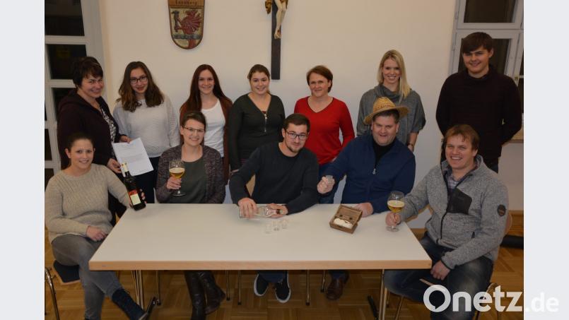 Mit der Komödie „Aber, aber Herr Pfarrer“ steht die Theatergruppe der KLJB Leonberg Anfang 2019 auf der Bühne. Im Bild (sitzend, von links) Alexandra Dietz, Franziska Weiß, Thomas Stock, Thomas Lindner und Martin Teubner sowie (stehend, von links) Regisseurin Johanna Zintl, Franziska Zintl, Celina Haberkorn, Christina Stock, Monika Haberkorn, Liesa Weiß und Michael Zintl. Bild: jr