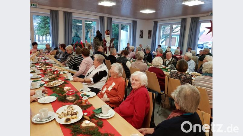 Einen gelungenen Nachmittag für die Senioren im Advent bietet der Pfarrgemeinderat im Pfarrheim und stimmt auf Weihnachten ein. Auch der Nikolaus mit seinen Krampus kam vorbei. Bestens organisiert und vorbereitet hatte alles die Seniorenbeauftragte vom PGR Angelika Hierold. Bild: gi