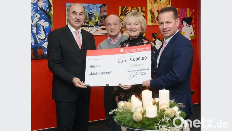 Seit 24 Jahren und damit seit der Geburtsstunde unterstützt die Sparkasse die Hilfsaktion „Lichtblicke“: (von links) Josef Pflaum, Martin Staffe, Elisabeth Wittmann und Gerhard Hösl. Bild: Gabi Schönberger