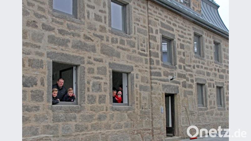 Eine markante Granitfassade, unmittelbar an der Hauptstraße gelegen. Das "Alte Polizeihaus" mit den fünf von Grund auf sanierten Wohnungen konnte am Sonntag unter die Lupe genommen werden Bild: nm