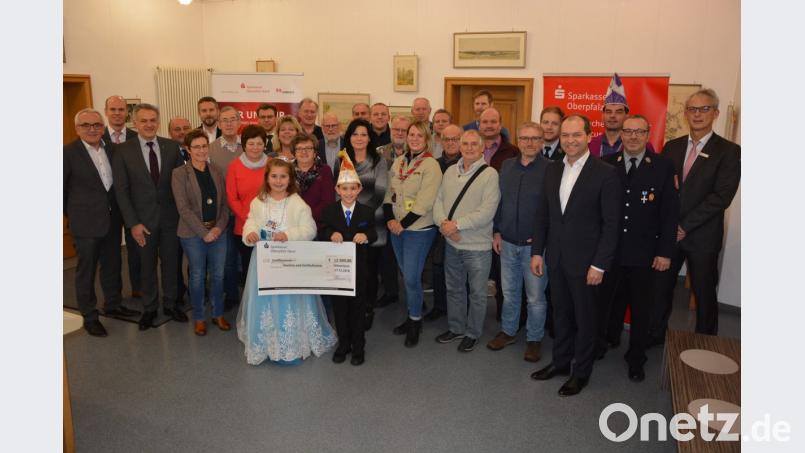 26 Mitterteicher Vereine und Organisationen freuen sich über 12.000 Euro von der Sparkasse Oberpfalz Nord und 3000 Euro von der Stadt Mitterteich. Im Bild die Spendenempfänger mit (von links) Vorstandsvorsitzendem Ludwig Zitzmann, Filialbereichsleiter Thomas Böhm und Bürgermeister Roland Grillmeier sowie Geschäftsstellenleiter Eduard Frank (rechts) und Vorstandsmitglied Hans-Jörg Schön (Vierter von rechts). Bild: jr