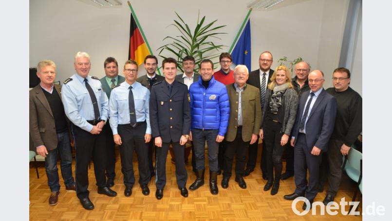 Zum letzten Mal war diesmal Erster Polizeihauptkommissar Wolfgang Franz von der Bundespolizei (Zweiter von links) dabei. Er stellte mit Polizeioberrat Gerhard Höfler (Vierter von links) den neuen Leiter vor. Ein neues Gesicht gibt es auch bei der Grenzpolizeiinspektion mit Gerhard Lutzenberger (Sechster von links). Bild: dob