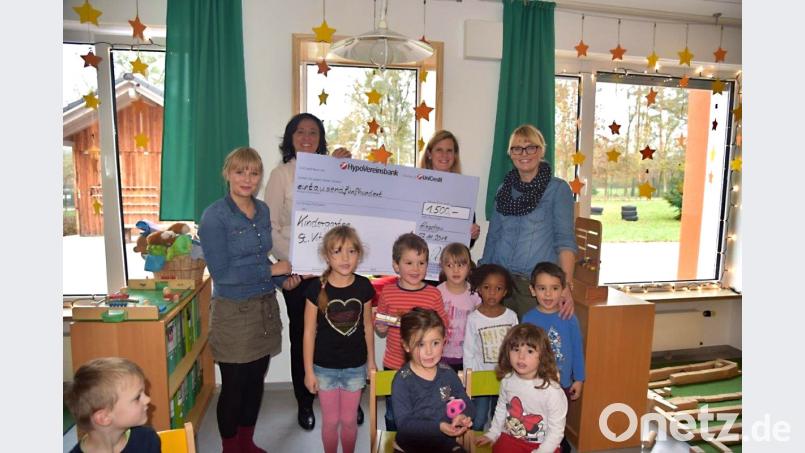Spendenübergabe im Kindergarten St. Vitus in Schnaittenbach: Leiterin Birgit Kumeth (rechts) nimmt einen Scheck über 1500 Euro von Susanne Kretzschmar und Kerstin Kemner von der Firma Dorfner entgegen. Bild: exb