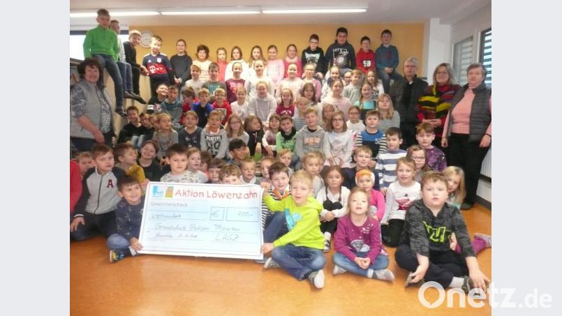 Die Grundschule erhielt einen Scheck über 400 Euro Bild: amö