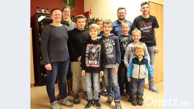 Über die Erfolge der jungen Teilnehmer freuen sich Jugendleiterin Ruth Kryschak (links) und ihre beiden Stellvertreter Stefanie Kryschak (Zweite von links) und Norbert Seegerer (hinten, Zweiter von rechts). Bild: wec