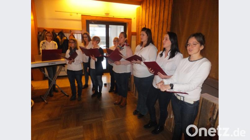 Mit frischen Liedern gestalten die Sängerinnen der Gruppe Voices den Nachmittag. Bild: ibj