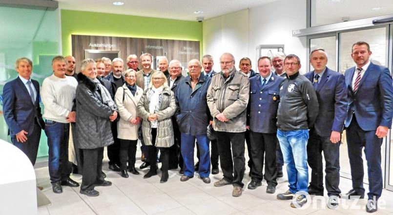 Die Vorstandsmitglied Peter Porsch (rechts) und Konrad Schäffler (links) übergeben insgesamt 10 000 Euro an Vereine und öffentliche Einrichtungen im Geschäftsbereich der Raiffeisenbank am Kulm. Bild: hai